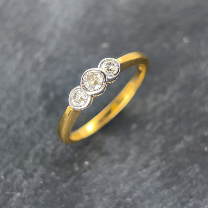 18ct Yellow GOld trilogy ring diamond